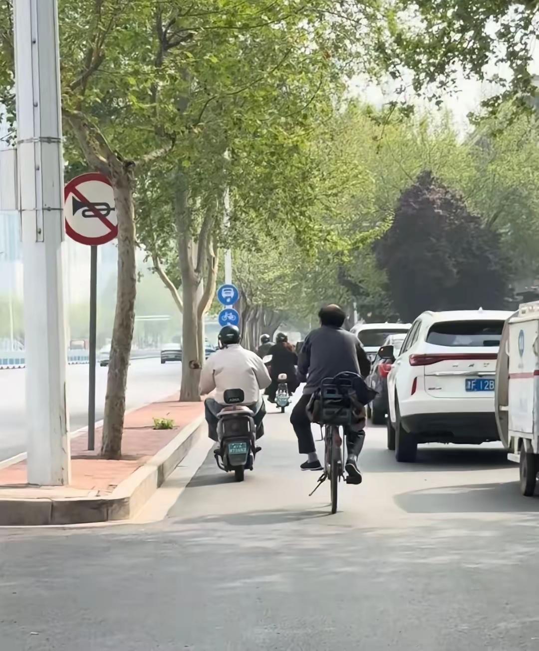 近日，河北石家庄，一外卖小哥在送餐途中与一名中年秃顶男子发生轻微碰撞，并无明显伤