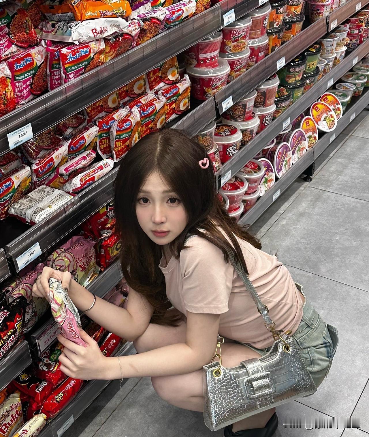 晒一晒你的日常穿搭她像颗软乎乎的小太阳，笑起来眼睛弯成月牙，连风都跟着变温柔。说