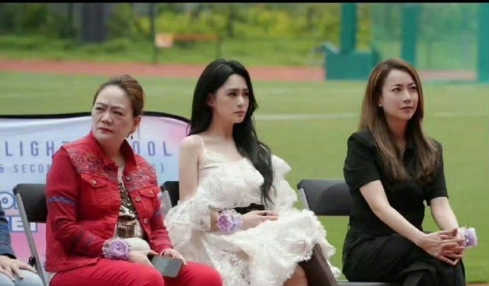 44岁的阿娇又切换成瘦子，这脸好有型立体感十足，她是怎么做到胖瘦自如的