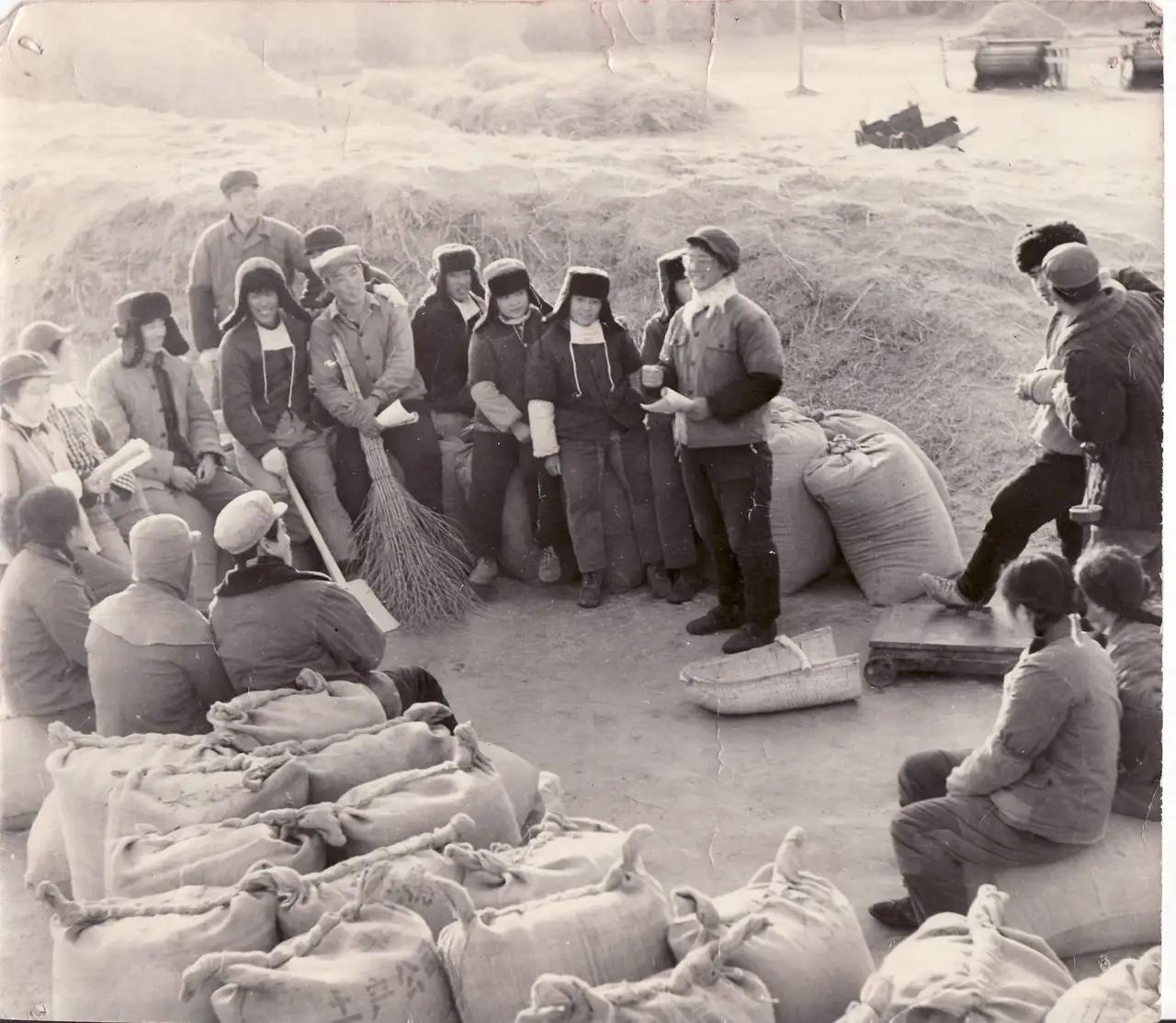 1974年，知青赵德发得到了回城的机会。然而，就在村民恭喜他时，一个姑娘哭着跑了