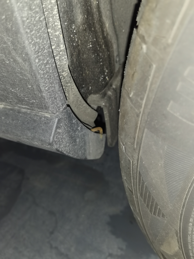 后轮护板里面的铁棍出来了昨天下完高速锁车发现了这个问题，目前新车5个月2500