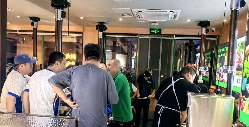 中超京沪大战刚结束，几个申花球迷在街边摊撸串，突然来了个穿绿色国安球衣的哥们，端