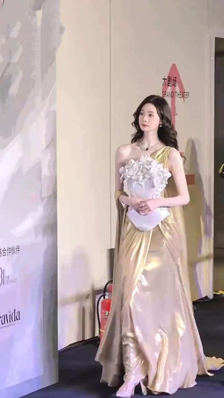 张艺凡这大高个穿礼服是真挺拔，苗条靓丽太美了[赞][赞]娱乐苗