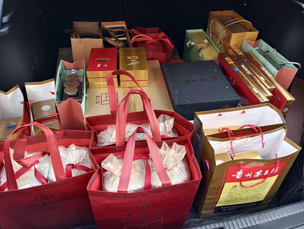 除夕夜，那些回不了家的人过年是什么？是春运的火车站，是阳台晾的腊肉，是爸妈站在路