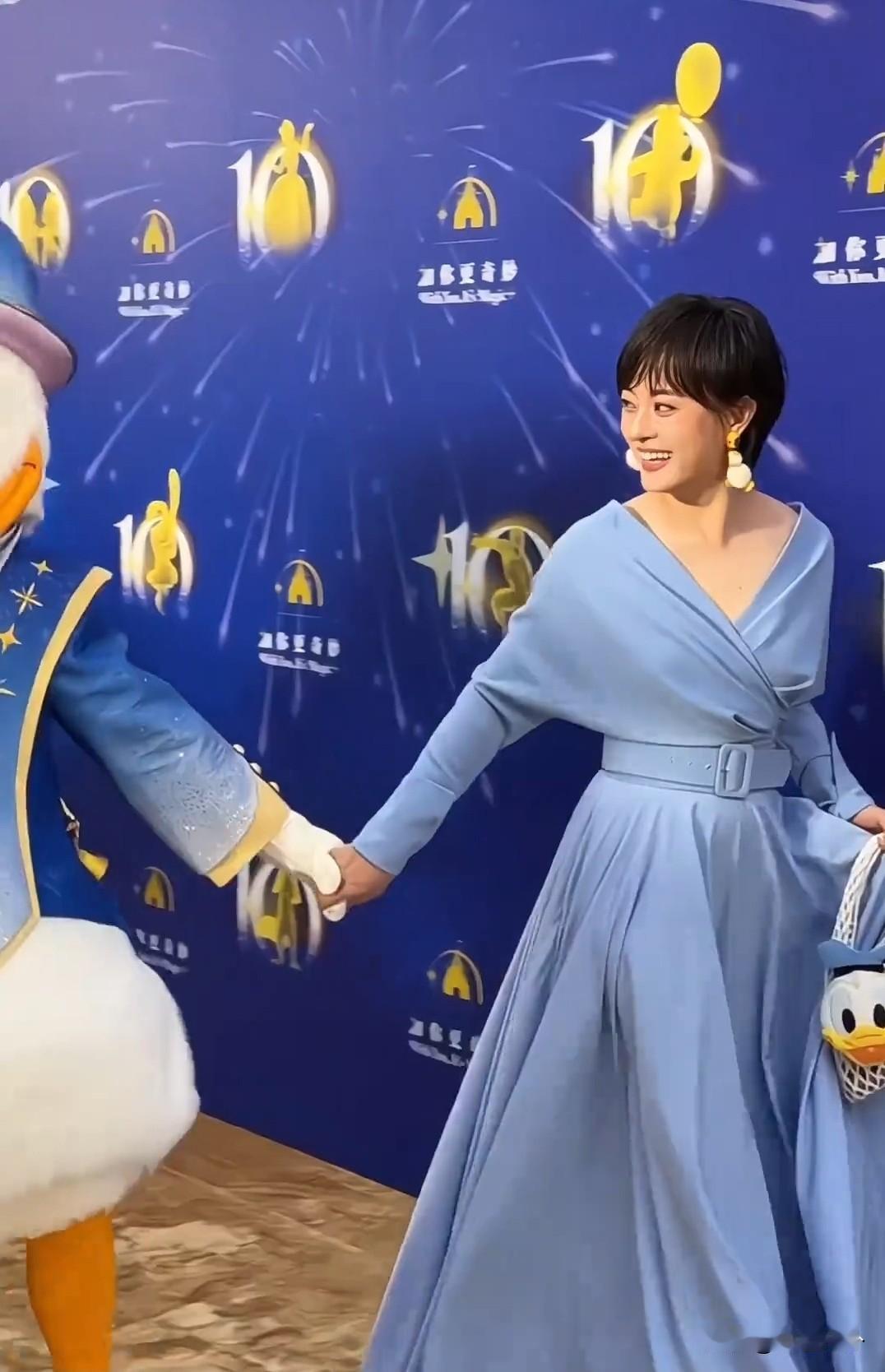 孙俪娘娘压轴亮相上海迪士尼十周年红毯，蓝色长裙优雅又美丽[赞][赞][赞]依旧是