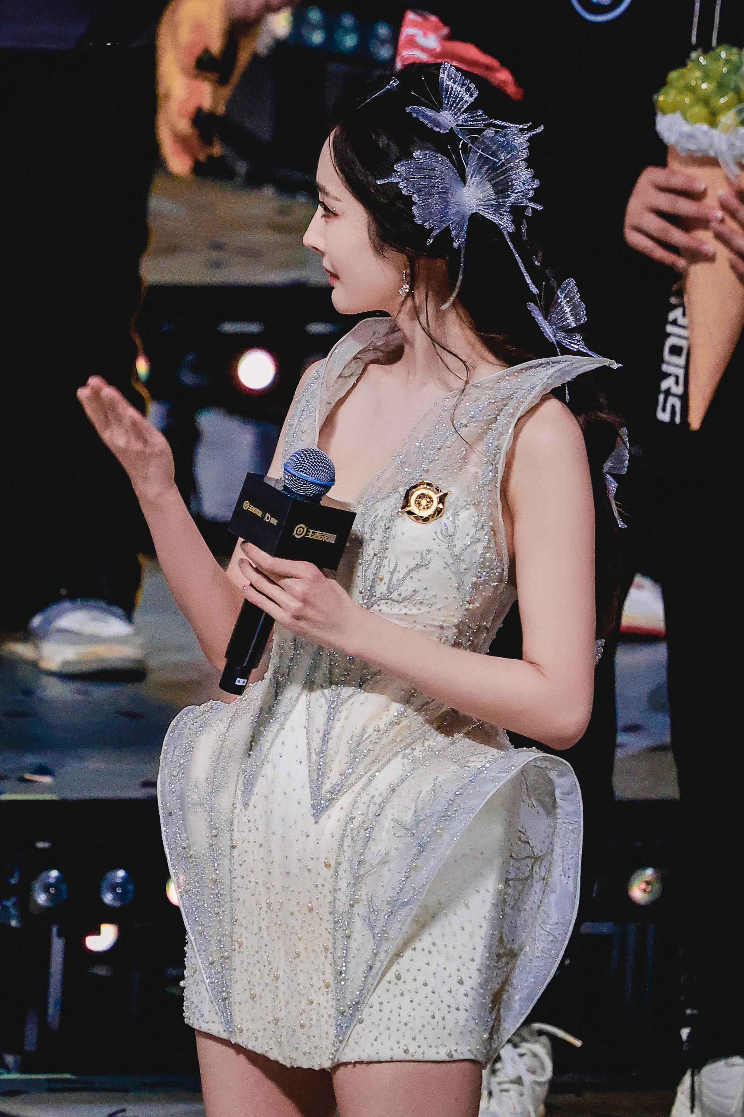 杨幂精灵降落人间，裙摆缀满星光，这一刻舞台为她而亮✨杨幂