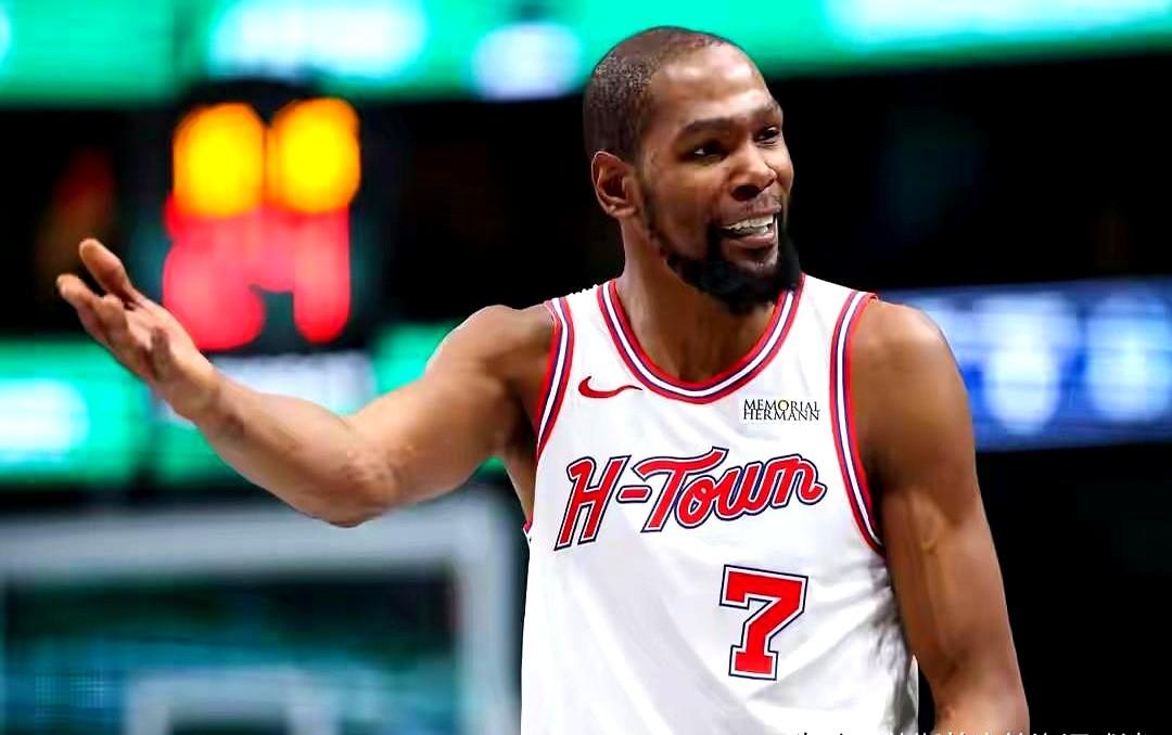 凯文·杜兰特是真的被惹毛了！37岁的老将，少见在场上这么生气。就差几秒，火箭