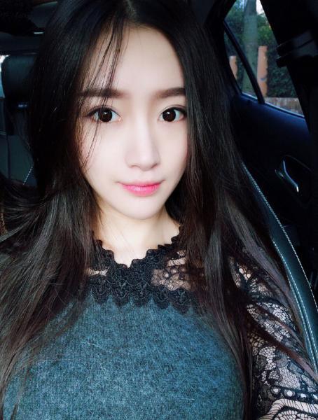 笑话：大妈上了高铁，发现一小伙坐了自己位置，她上前说：