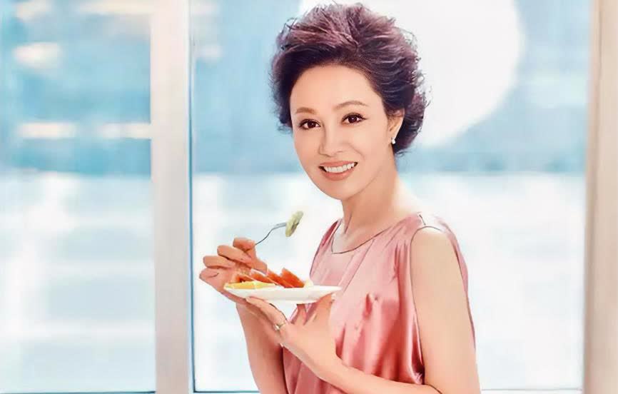 演员邬倩倩的家庭关系主要如下：一、父母：出生于知识分子家庭，父亲曾在香港任报
