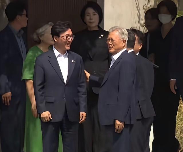 韩国前总理金民锡刚当选执政党共同民主党党首，屁股还没坐热，第二天就急急忙忙跑去了