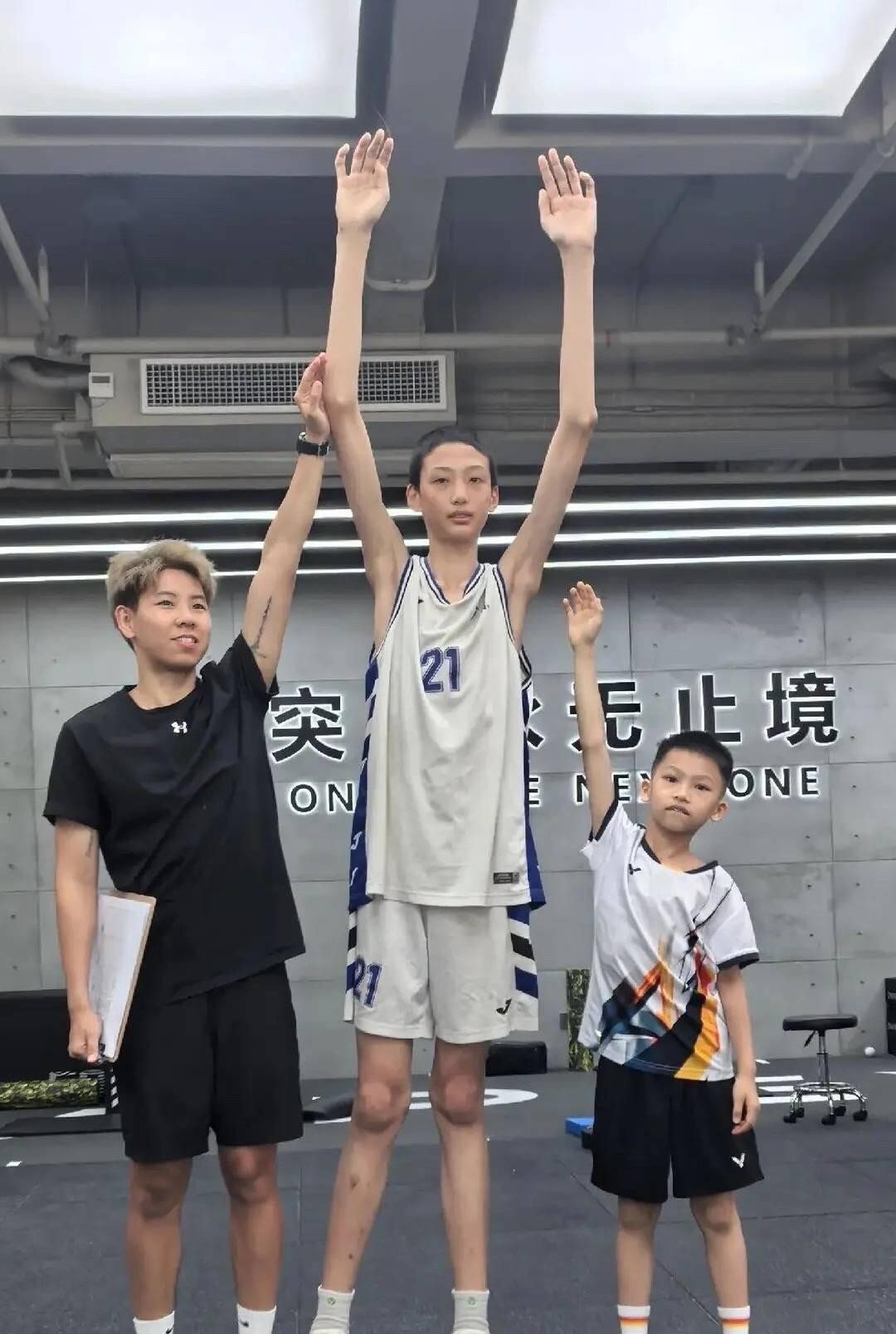 13岁身高2米03、臂展2米30的李若豪，静态天赋直逼当年周琦。周琦20岁参选NBA时臂展2米33，