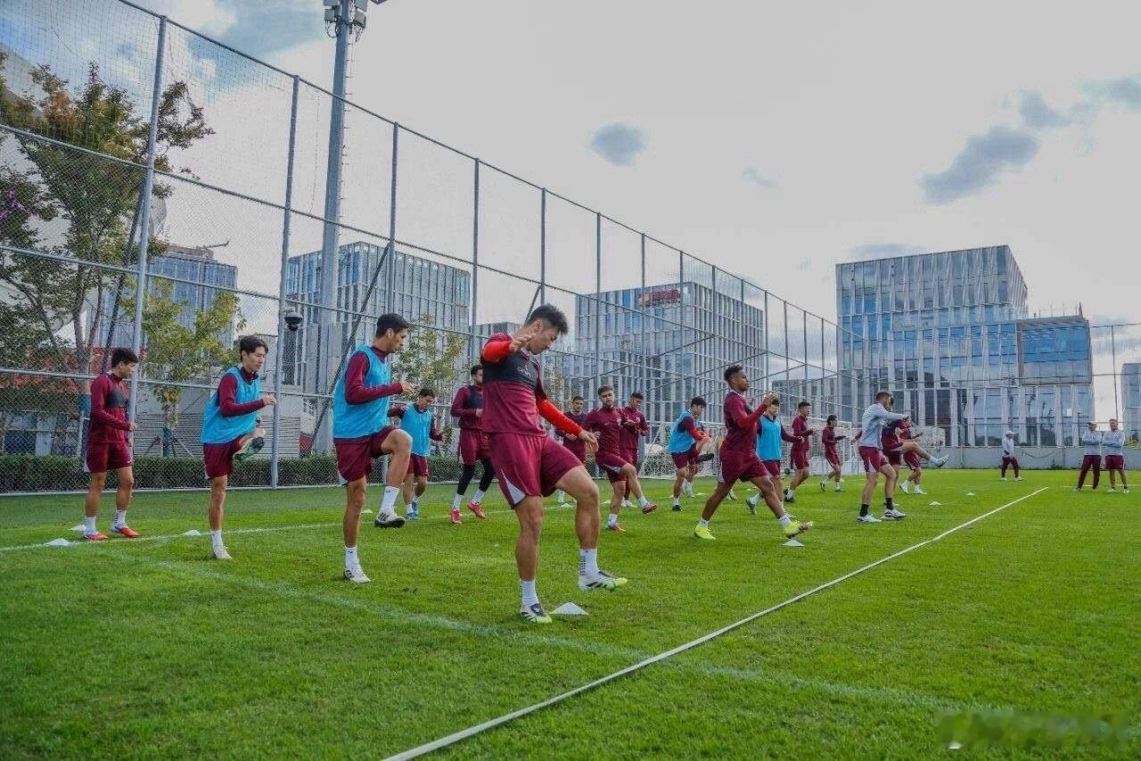 媒体人徐江语出惊人，他表示在下赛季，上海海港将一骑绝尘，顺利获得联赛冠军。而上海