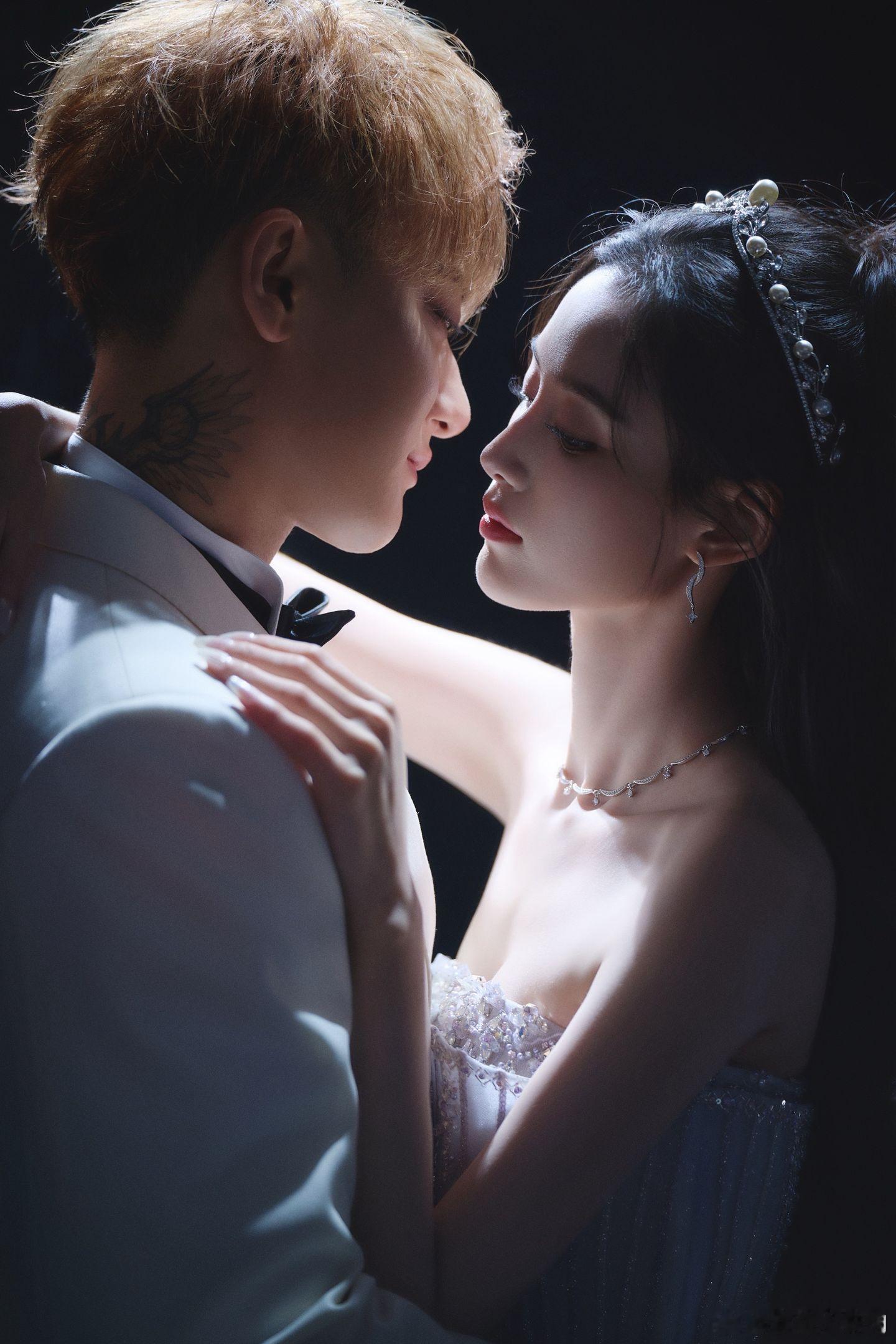 黄子韬发了婚纱照哈哈哈哈哈里面还有好几张徐艺洋单人照很美！！！！黄子韬怎么没放自