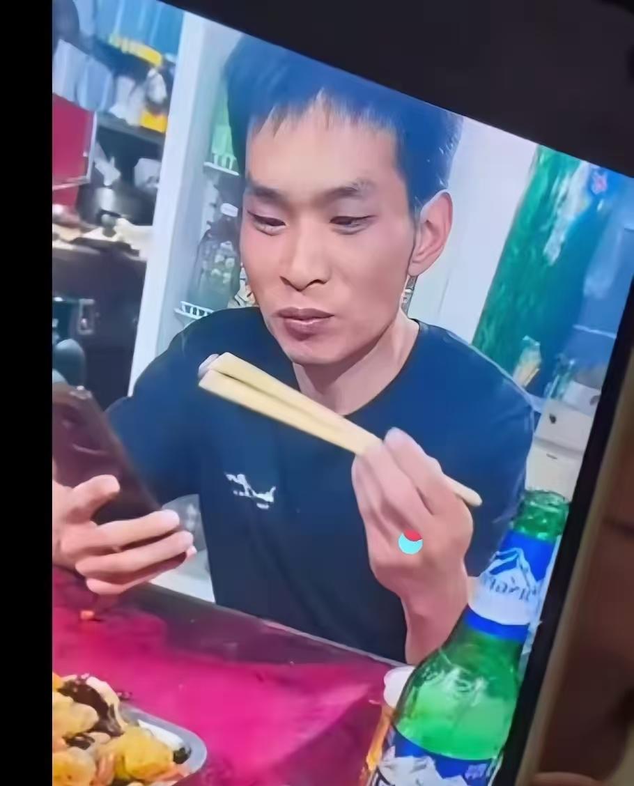 救急不救穷,崔路路杀害了一直帮助自己的发小一家三口,理因是欠了赌债要还,偷东西的