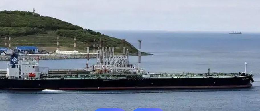 3月25日，普京彻底摊牌，亲笔签署护航命令，自此之后，俄罗斯海军将正式接管商船护