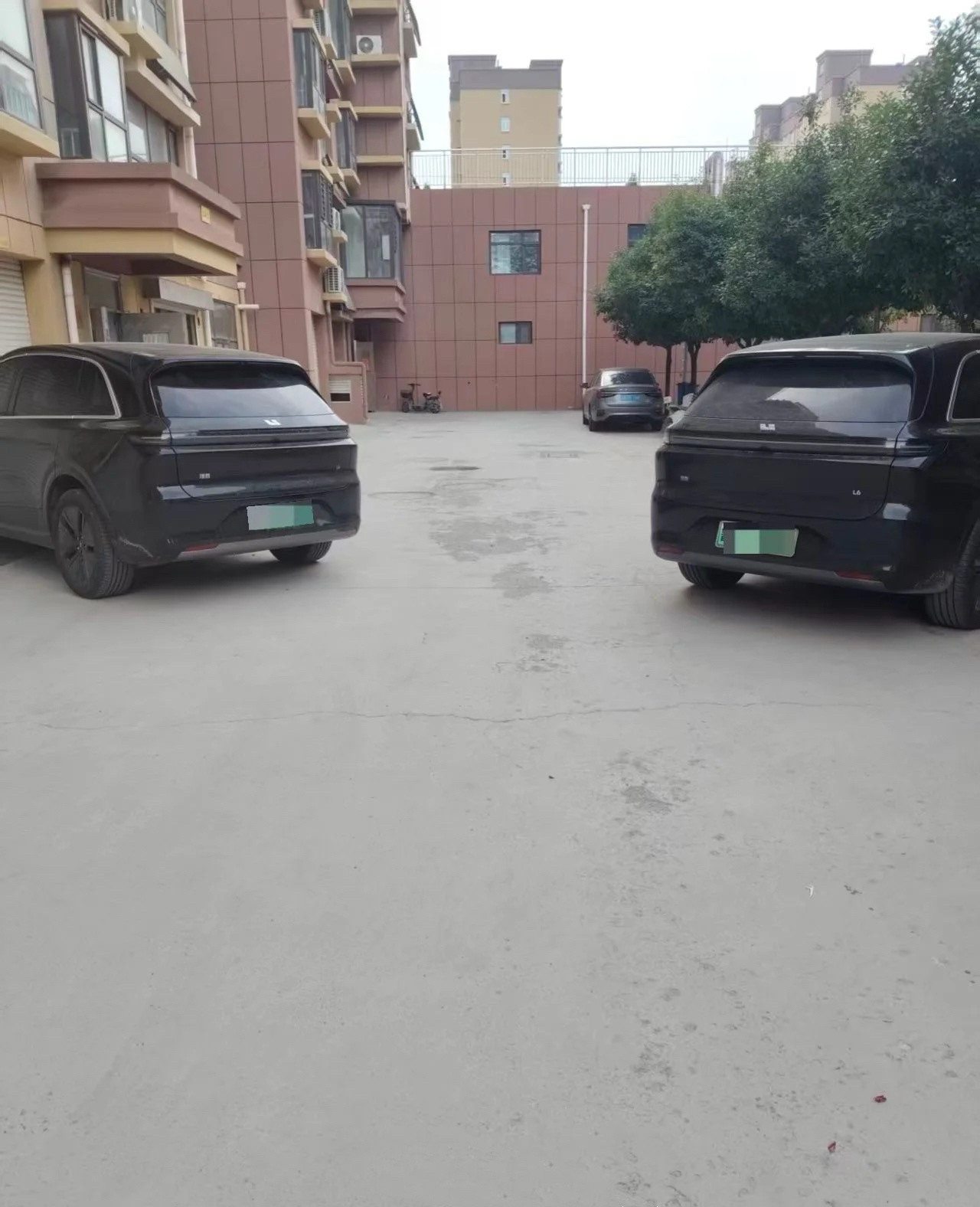 真的应了一句话，一个停车场只能停两辆理想