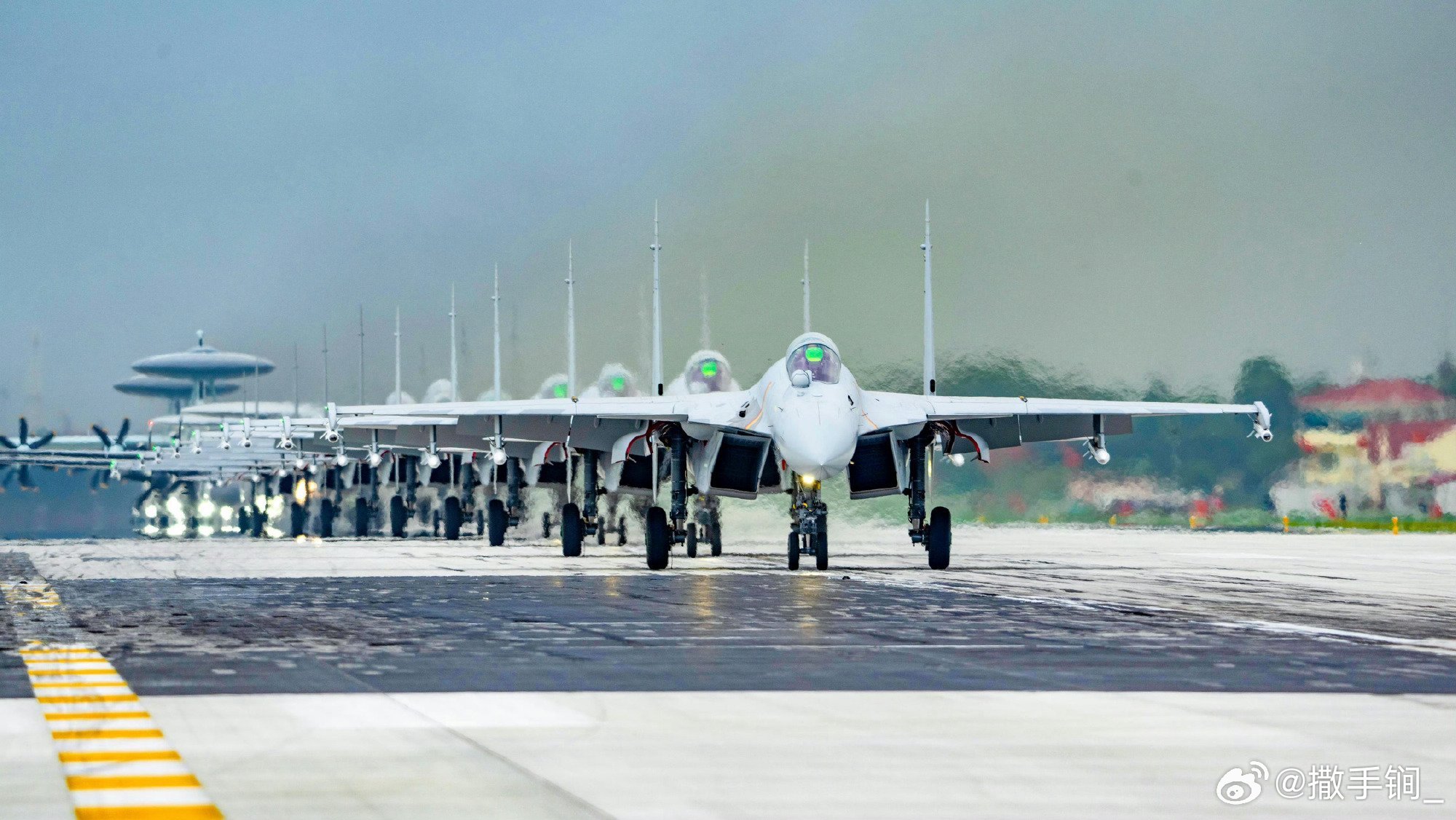 歼-15T，去年阅兵