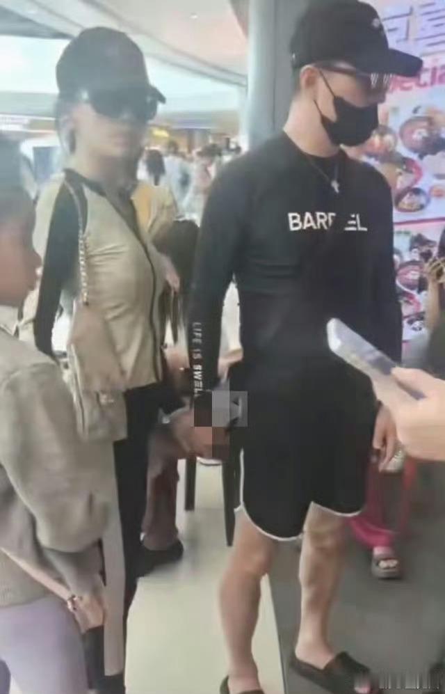 汪峰森林北三亚过情人节偶遇汪峰森林北三亚度假2月14日情人节当天，有网友在三亚