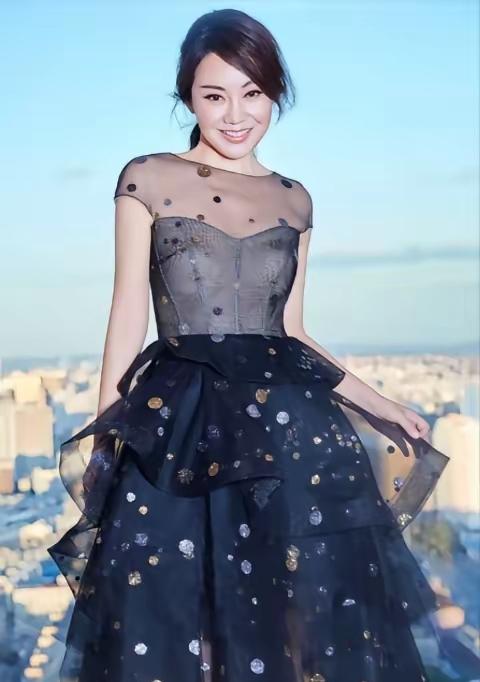 2004年，闫妮的丈夫邹伟提出离婚，闫妮不肯离，她觉得孩子还小，邹伟说：“20万