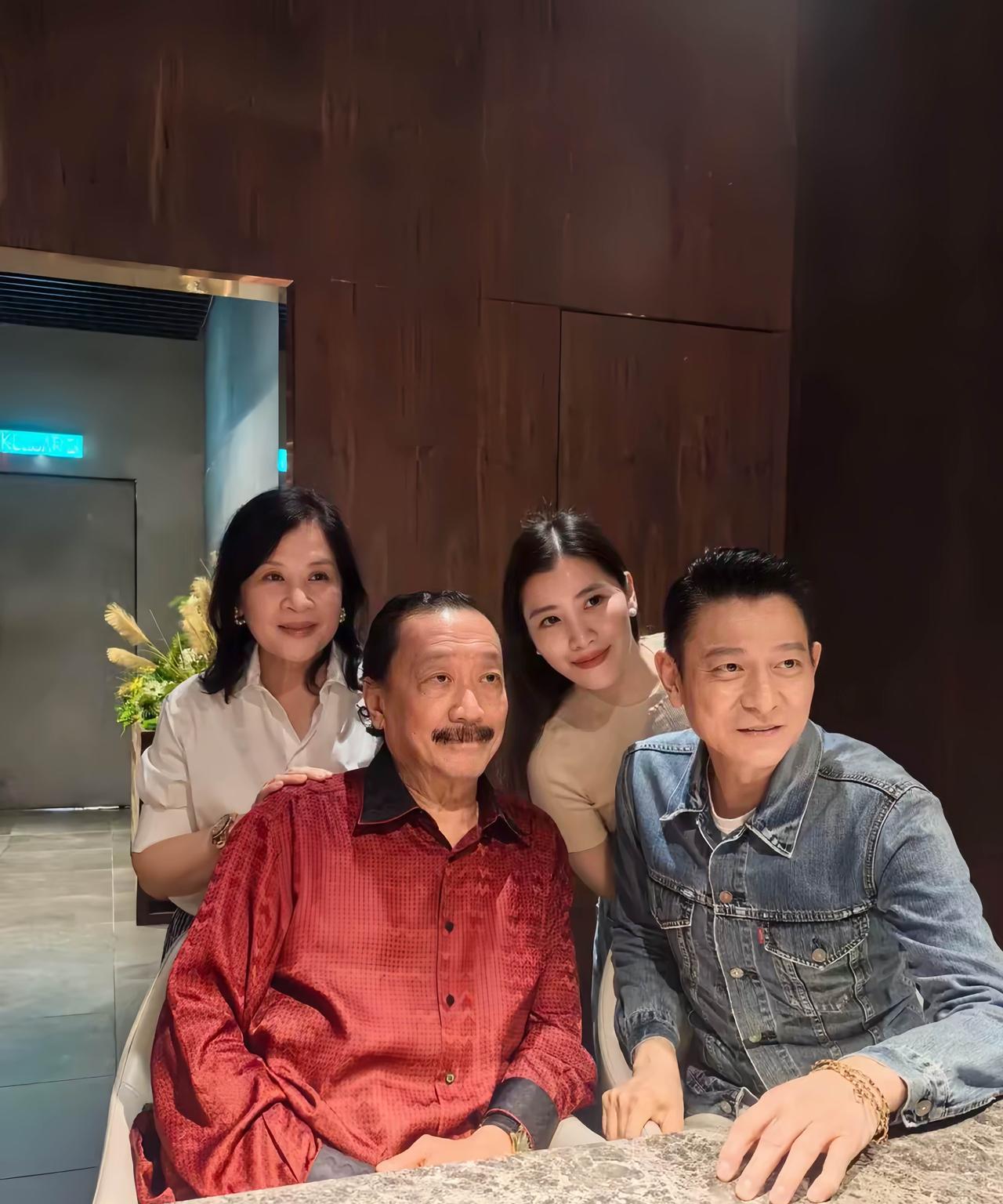 刘德华陪老婆朱丽倩回娘家探亲，马来西亚名媛表妹，邀请到米其林餐厅吃饭，精致的高级