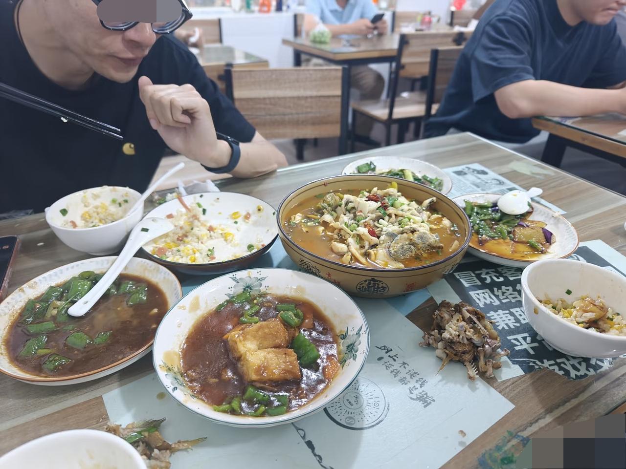 杭州主城区，这位网友3个人点了八道菜，最后收费167元。就这种价格，这位网友还在
