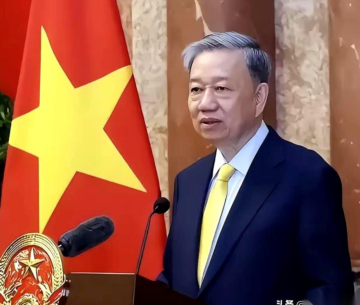 川普在白宫，当着全世界的面，拍着胸脯跟越南说：兄弟，我罩你。那个限制你搞高科技的