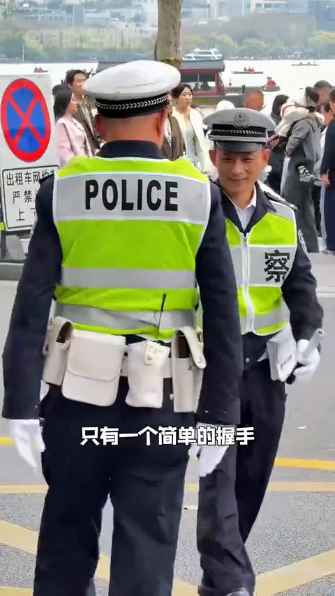 杭州：管你多大的官，都给我来一线指挥交通。如果你在五一这样的旅游旺季来到西湖，