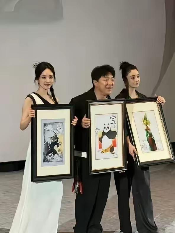 蒋欣看起来挺壮，但她的脸其实比杨幂还要小​​​