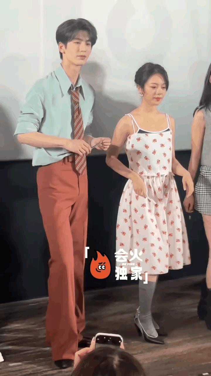 大夏天的，赵今麦这样穿袜子，不会捂脚吗？[捂脸哭][捂脸哭]