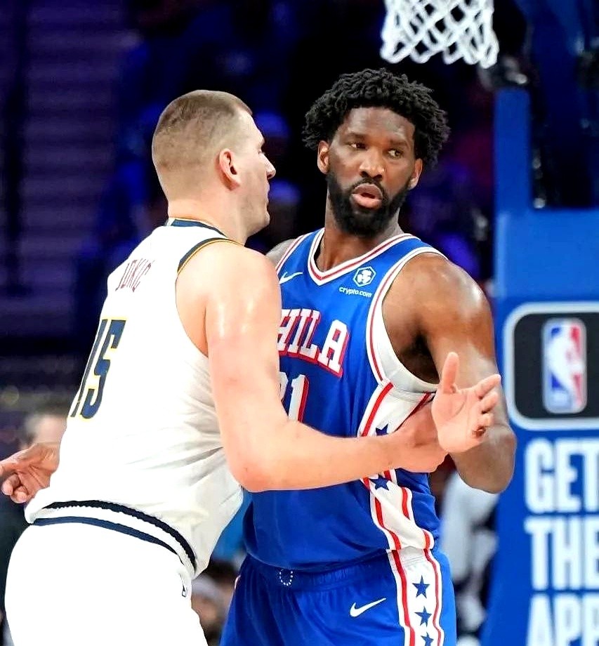 下赛季NBA内线工资单曝光，约基奇一年拿走5903万美金，稳坐第一。这份榜单扫下来，竟然挑不出一个混