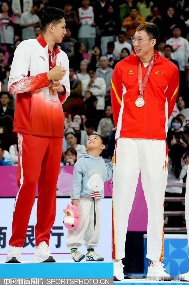 周琦:大鸟，我用铜牌跟你换金牌，沈梓捷:大魔王，那不行，这可是我球员职业生涯