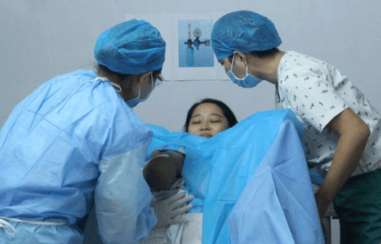 老婆在急诊室生下孩子, 医生的举动惹得丈夫很气