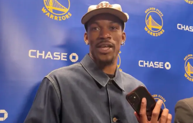 NBA常规赛，勇士126-116击败独行侠。赛后勇士球员吉米-巴特勒接受了记者