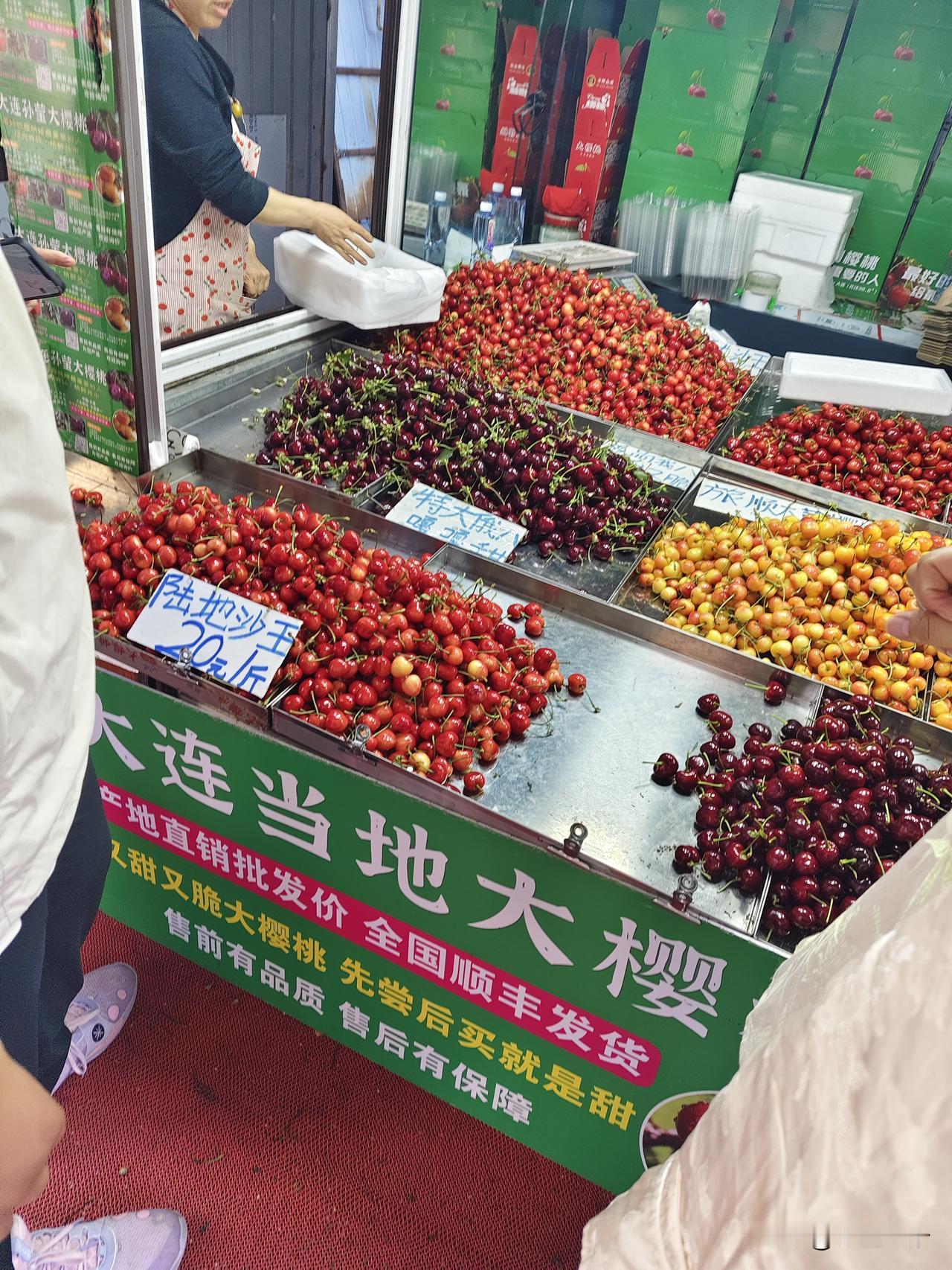昨天去楼下市场，看到确实当地樱桃下来了，但是吧糖份都没上来吧，这样的樱桃适合发外