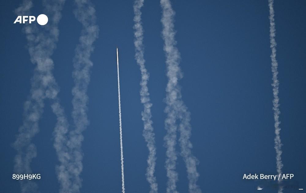 法新社团队在平潭岛拍到远箱火升空的壮观景象，不过他们误以为是导弹。