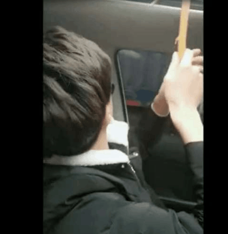 实拍: 爸爸为了让孩子安心打吊瓶, 用这种方式诠释了什么叫可怜天下父母心, 引发网友热评