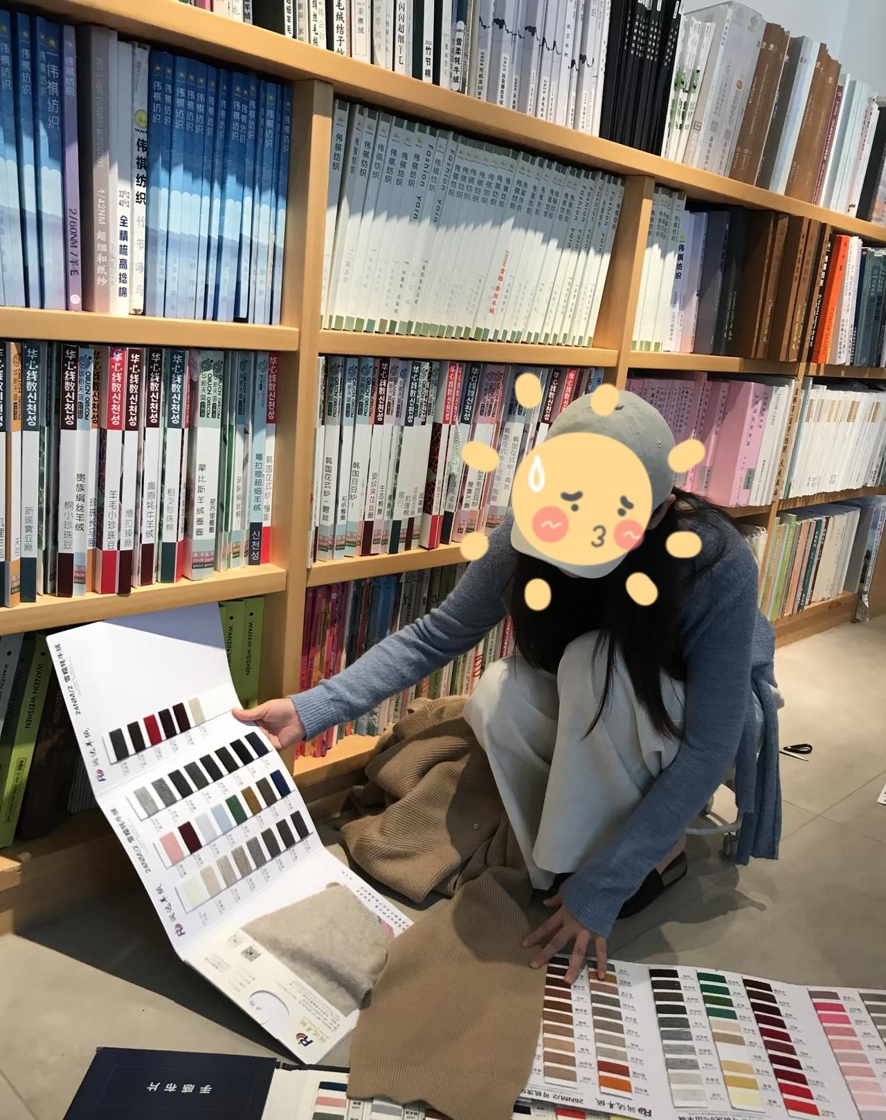 河南姑娘学的服装专业，毕业后，来到天津河西区的服装厂做设计师。平日里她坚持