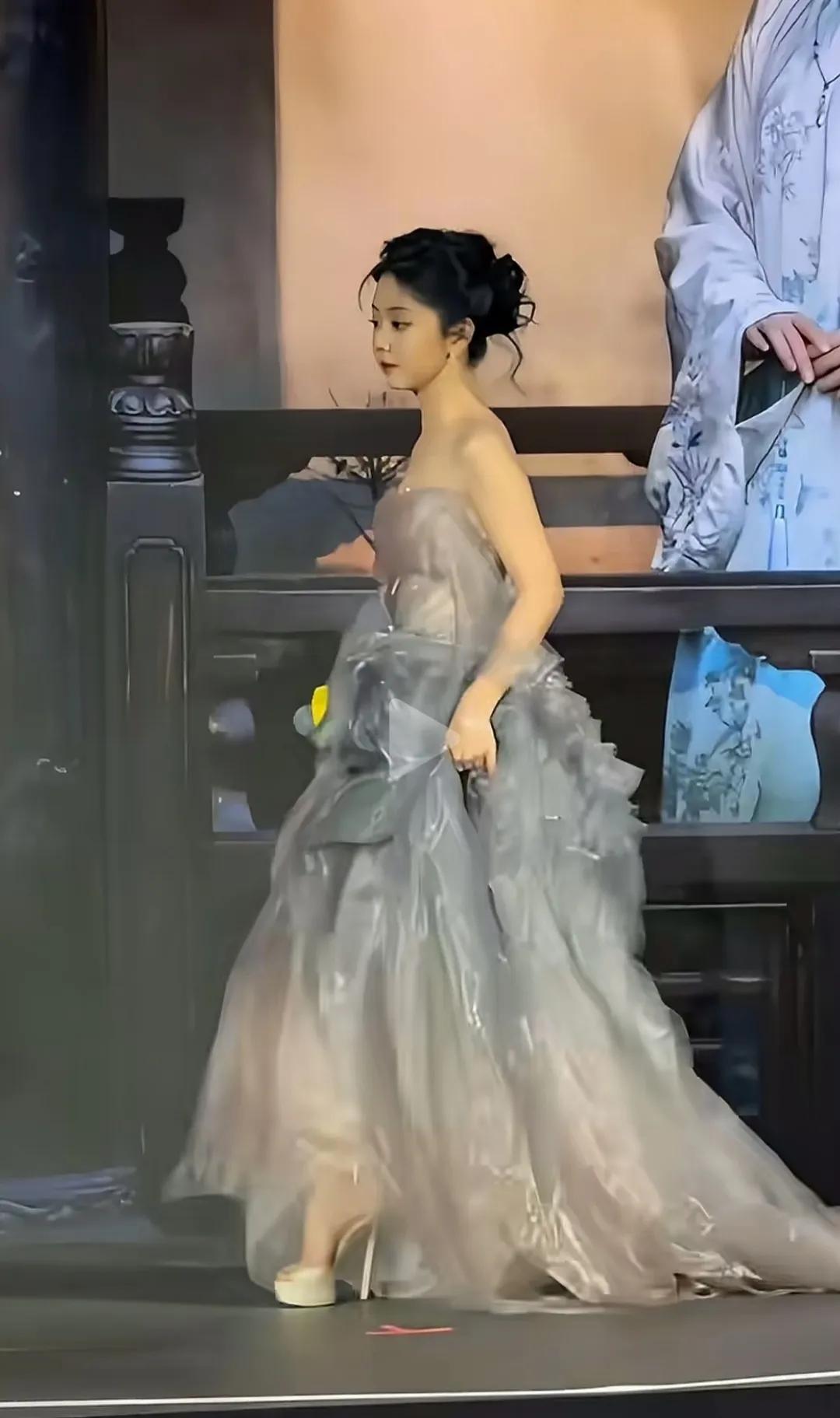 男生得多高啊？你看女主穿那么高的鞋子才到他脖子处。该说不说这男主是挺帅，
