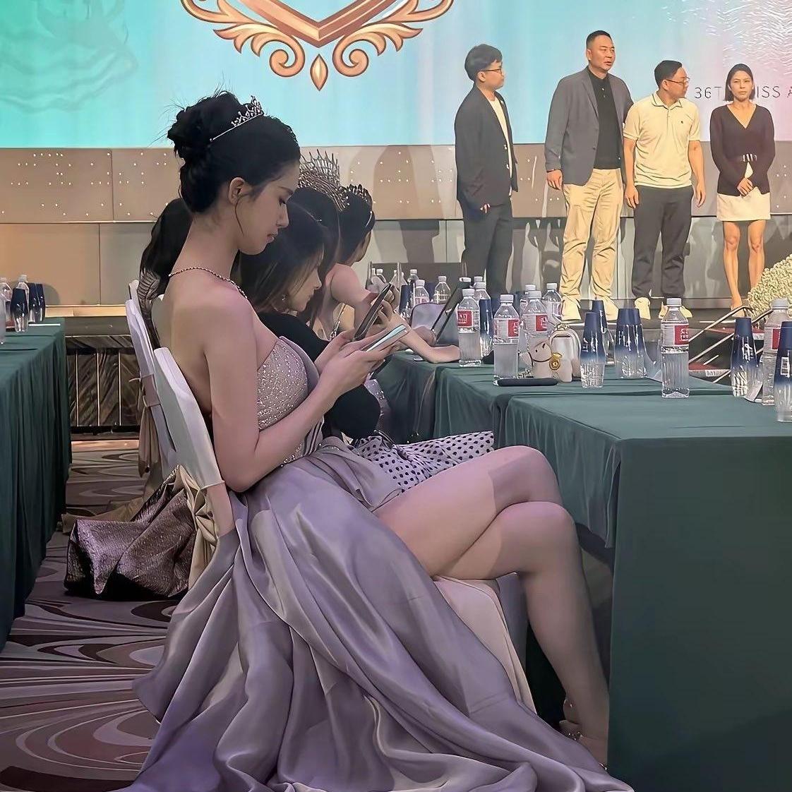 选美比赛现场一眼就被惊艳到了！能够站上选美舞台的女生确实不一般。精致的