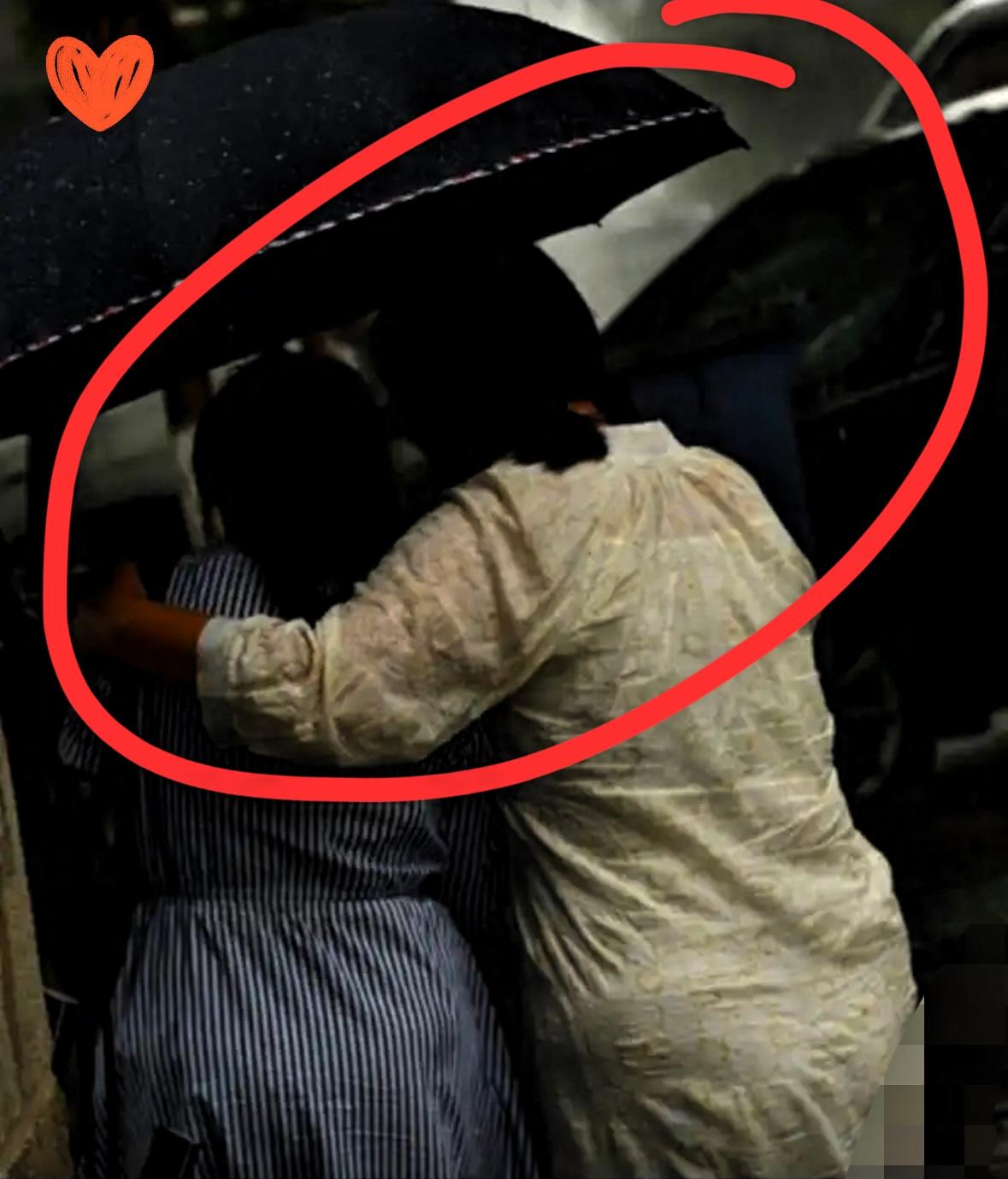 孩子请别嫌弃你得妈妈昨天山东下大雨来接孩子的家长基本都开了私家车。雨地里