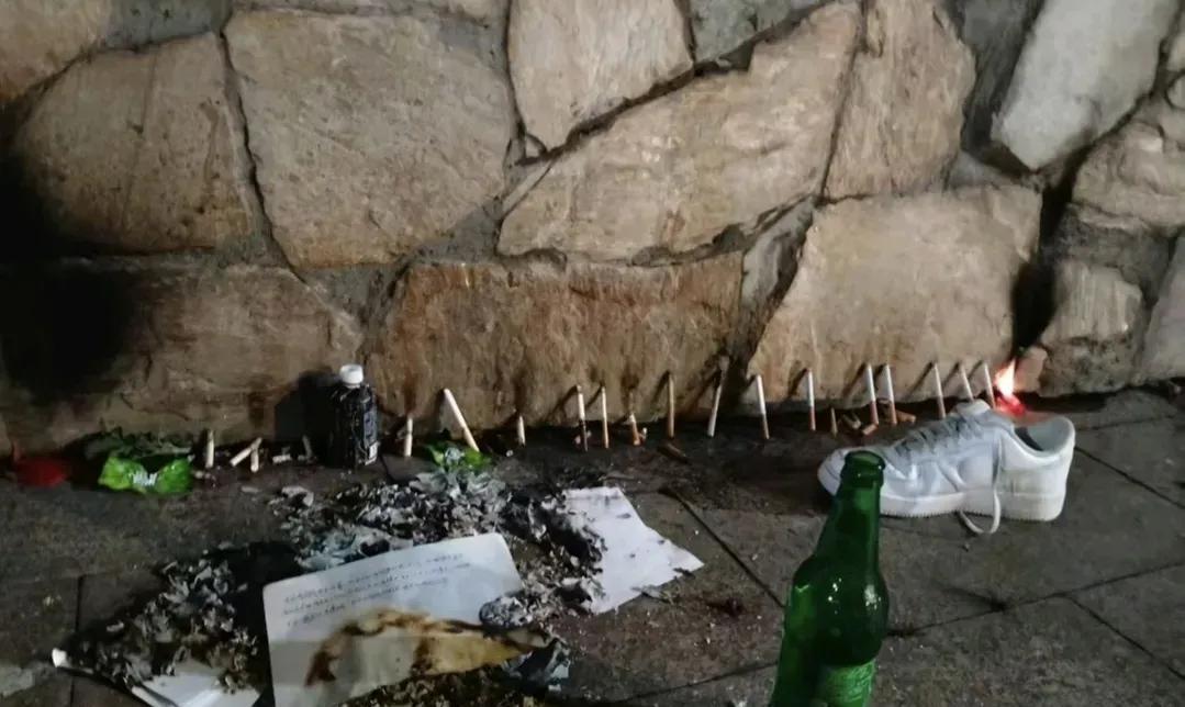 孩子们用烟酒悼念同学，细思极恐，背后发凉。益阳两学生骑电动车撞墙身亡，同学去事