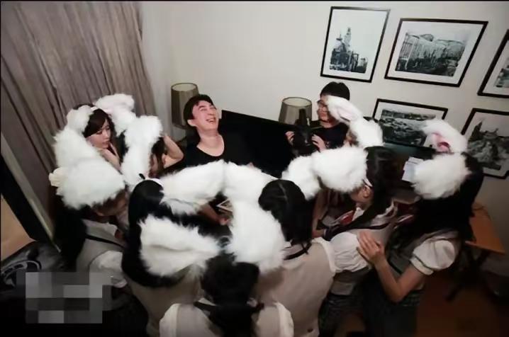 曾经的王思聪可以说是风光无限，他大手一挥，豪掷千金就请来了snh48女团成员为