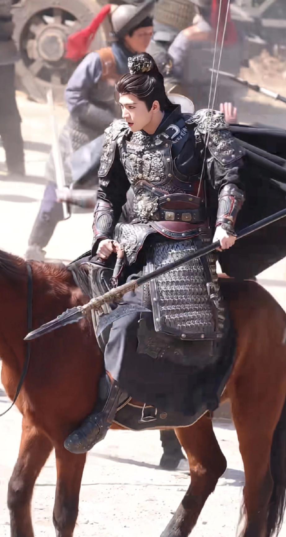 张凌赫拍武安侯被钢丝绳勒出痛苦面具前一秒帅气上马，后面痛得喊出声，有人表示