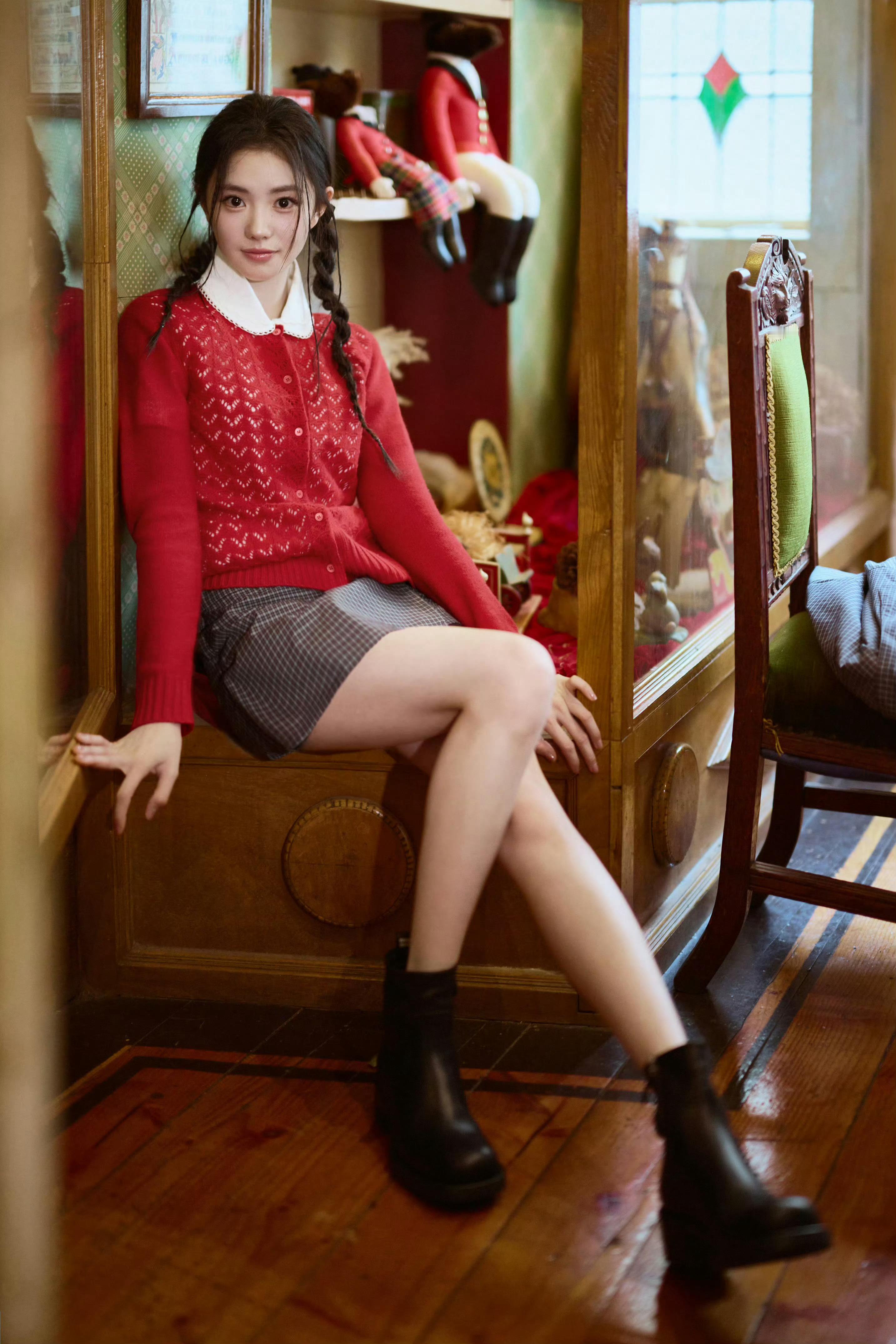 刘浩存最新物料：麻花辫少女感十足📷