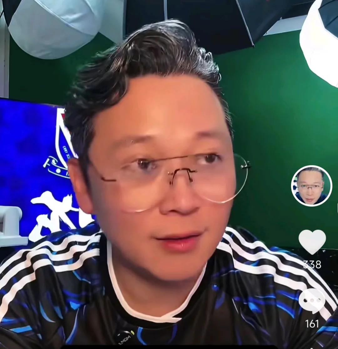 解说员周亮认为，上海申花的投资方久事集团对足球的投入不够多。周亮在直播时表示，