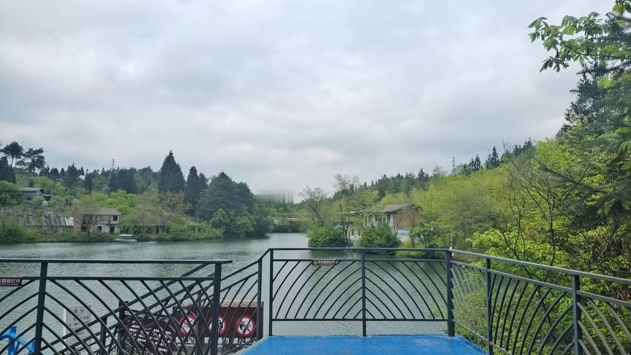 黄水避暑人员今明两天返城高峰解释这个问题，根据黄水做生意的朋友说，黄水镇今明两