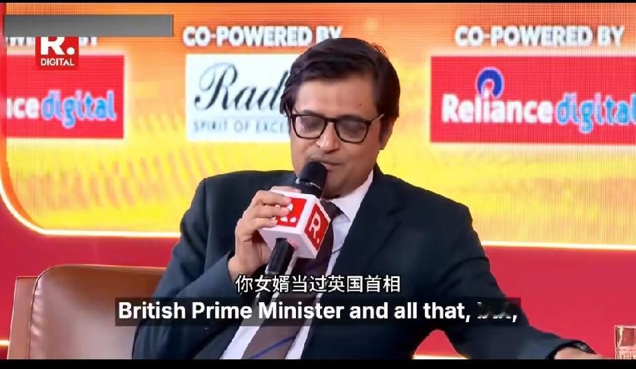 英国前首相苏纳克的印度岳父做客甲亢哥的直播间，甲亢哥兴奋的问道:“作为英国首相