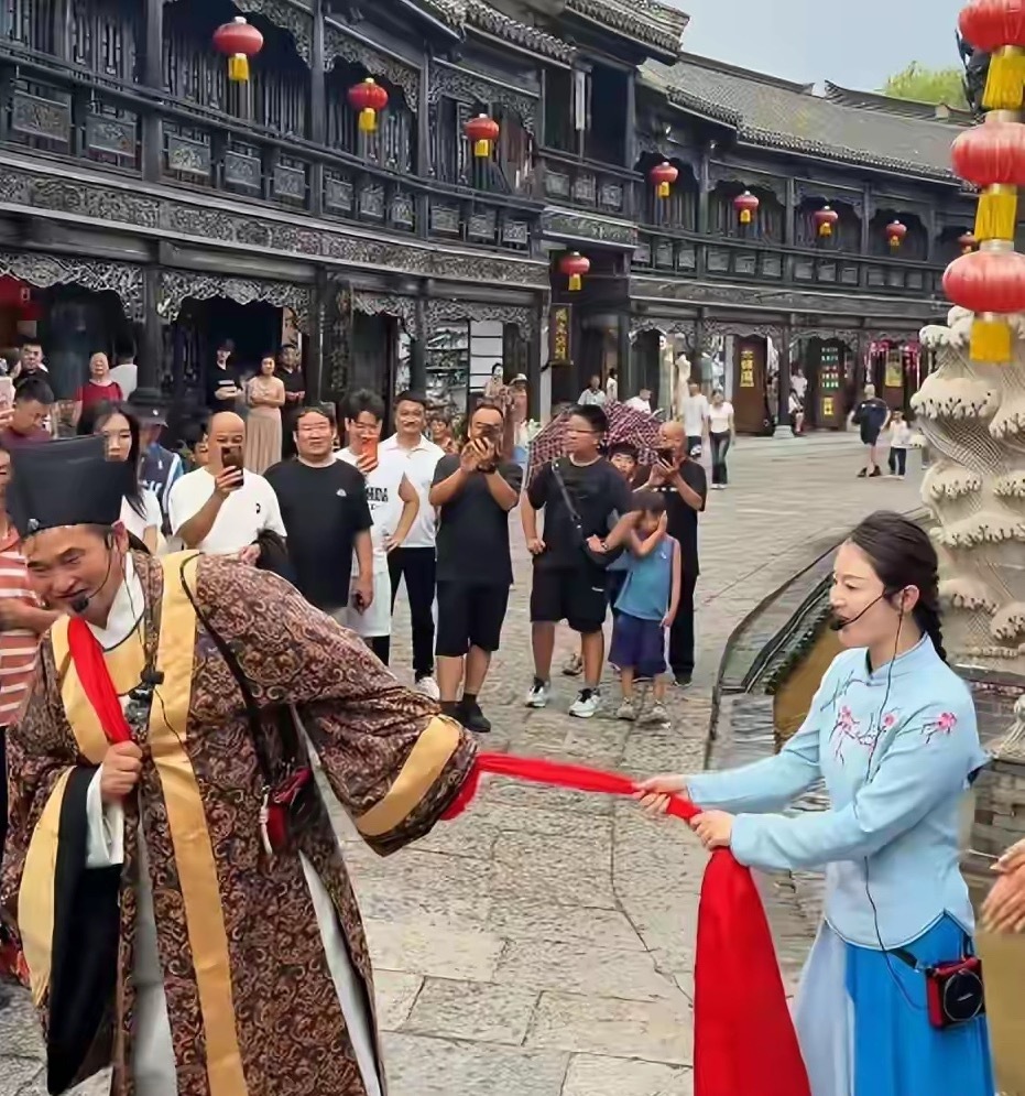 前脚刚罚完郭德纲，后脚朱之文顶风作案？台儿庄演出再次惹众怒！武汉文旅局60多万的天价罚单，还没过去，
