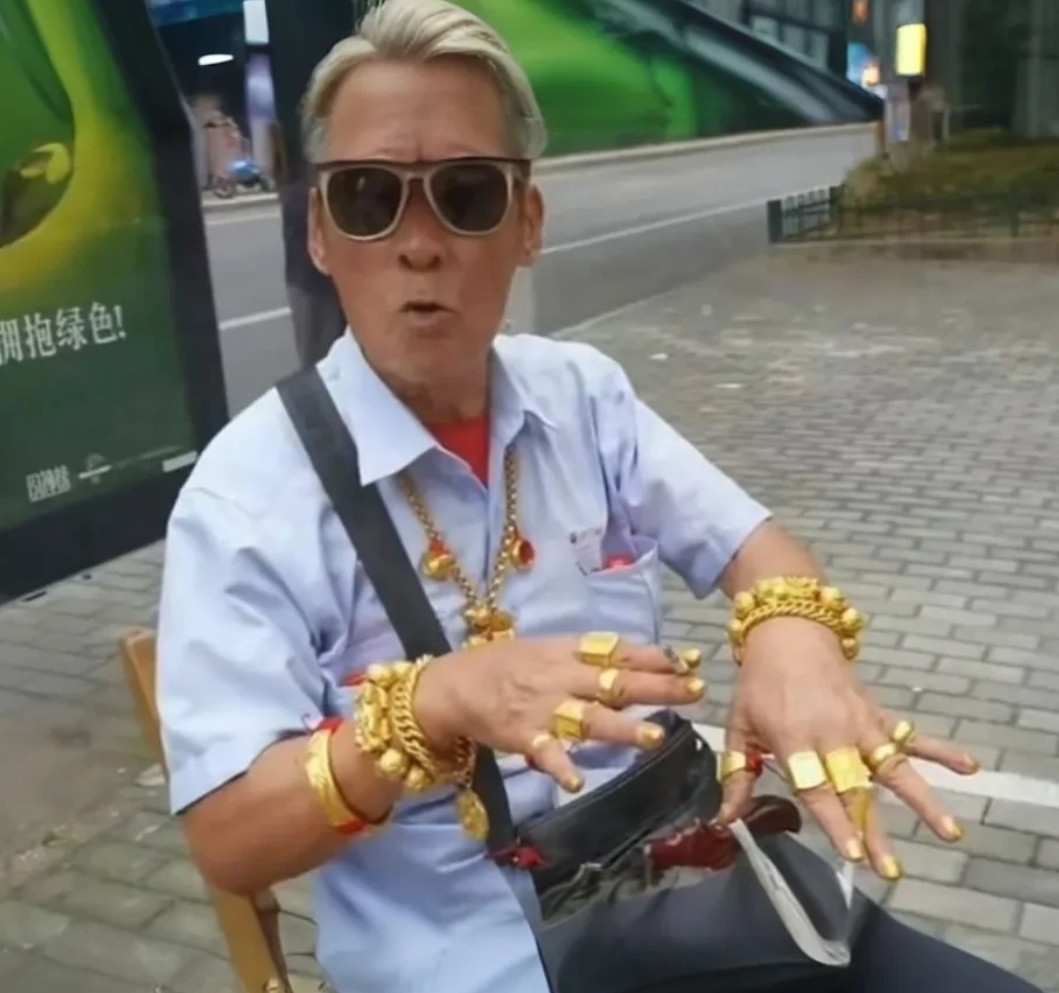 在上海上南三村发现有个老头，害怕存款贬值、就把存款全部取出来，去老庙黄金店买了金