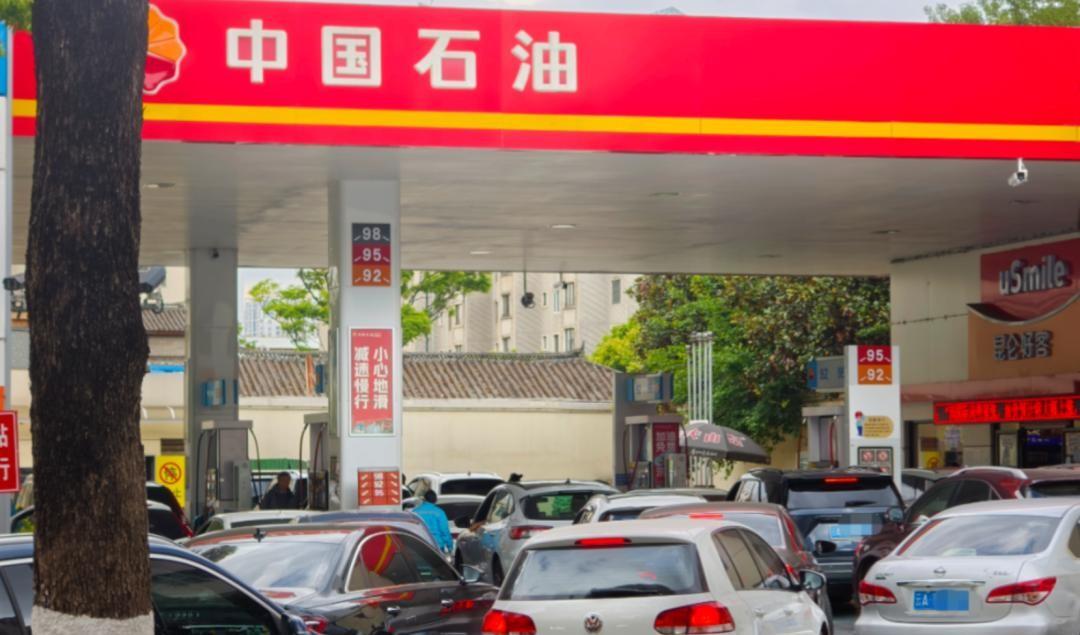 昨晚加油站排队，前面大哥一边扫码一边骂：破9了，改天换电车去。我说那你换啊。